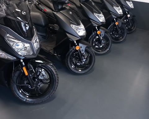 Onze SYM Orbit-lesscooters op een rij