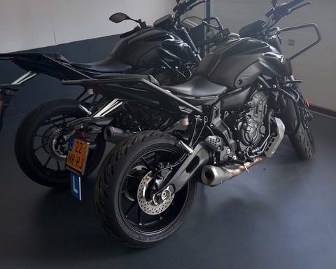Onze Yamaha MT-07-lesmotoren in de garage