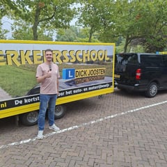 Ivo voor onze lesaanhanger na het BE-examen