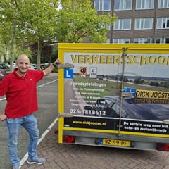 Rick voor onze lesaanhanger na het BE-examen