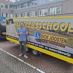 Stefan voor onze lesaanhanger na het BE-examen