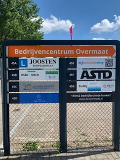 Het naambord van Bedrijvencentrum Overmaat met onze naam erop
