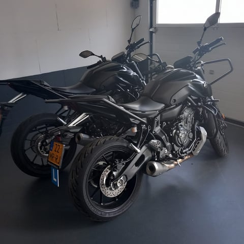 Onze Yamaha MT-07-lesmotoren in de garage