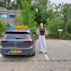 Dian bij de VW Golf-lesauto na haar examen
