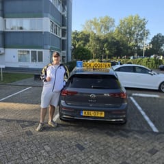 Gilardino bij de lesauto na zijn examen