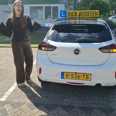 Isis bij de witte Opel Corsa na haar examen