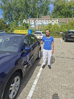 Ali bij de Audi Q2-lesauto na zijn examen