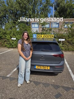 Jillana bij de VW Golf-lesauto na haar examen