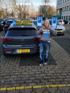 Chelsea bij de VW Golf-lesauto na haar examen