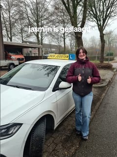 Jasmijn bij de VW Polo-lesauto na haar examen