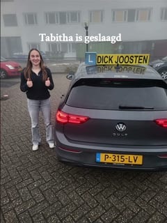 Tabitha bij de lesauto na haar examen
